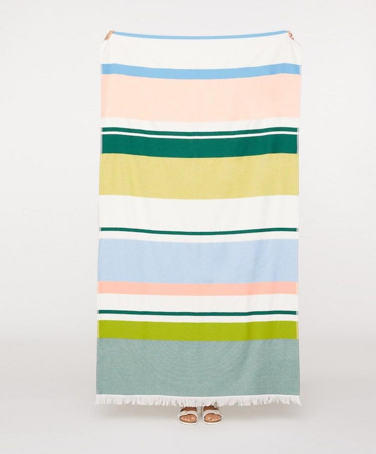La toalla de playa de rayas multicolor