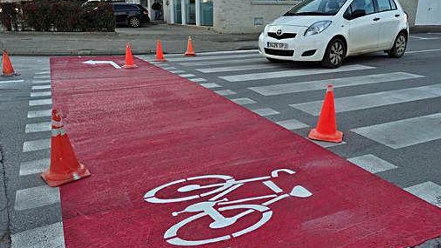 Nous carrils bici pintats a la zona de l&#039;Escola Camins.