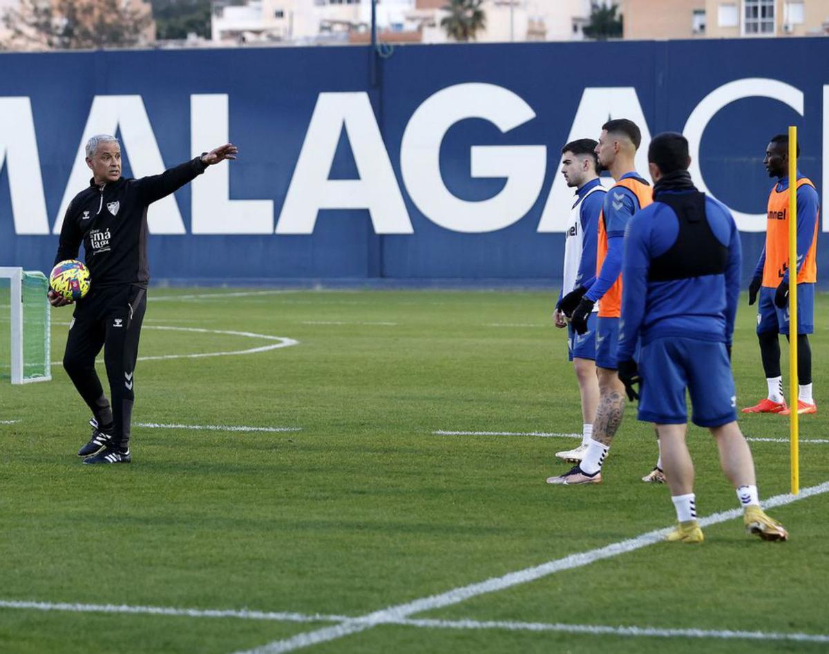 Enrique Ruiz tomó el mando en la sesión matinal. | MÁLAGA CF