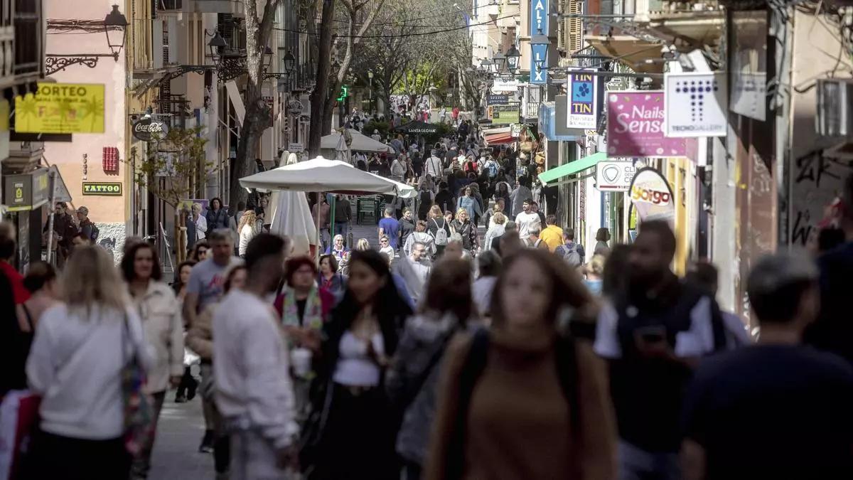 Gente paseando por el centro de Palma