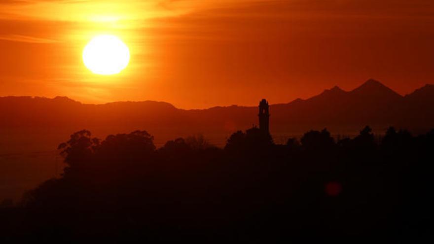 Puesta de sol sobre la ría de Vigo // R. Grobas