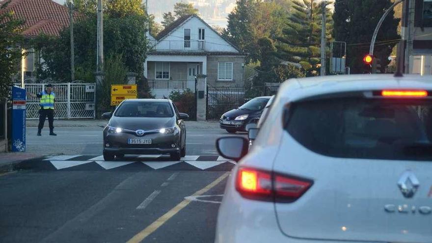 Un agente municipal regula el tráfico en el cruce de Meira, colapsado en horas puntas. // Gonzalo Núñez