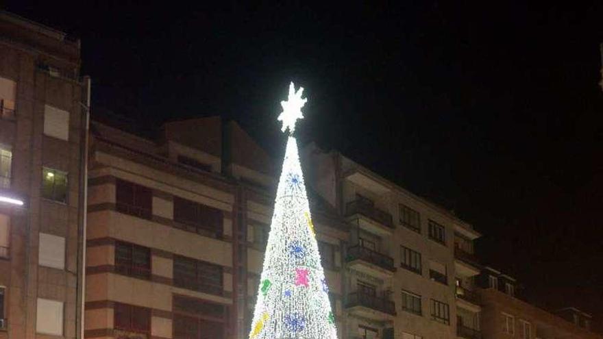 Un grupo de asistentes con el árbol navideño al fondo. // Noé Parga