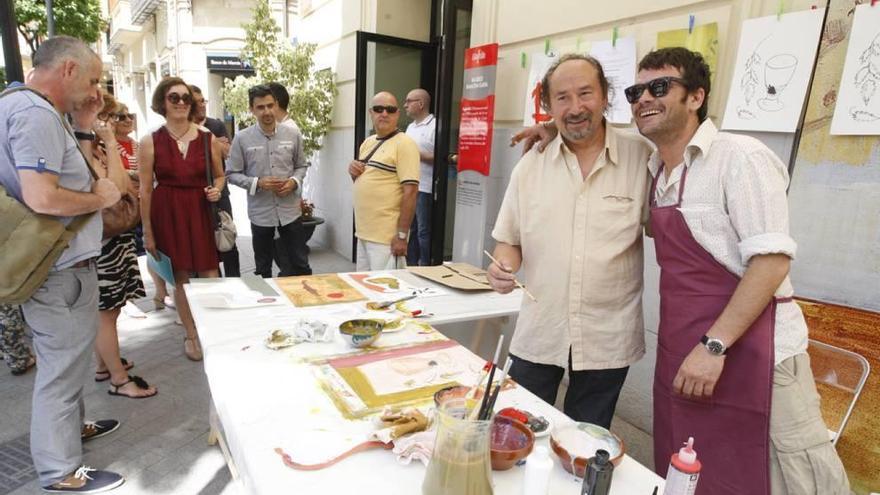 Belzunce (i.) y Fructuoso, tras su mesa de trabajo ante la mirada de los espectadores.