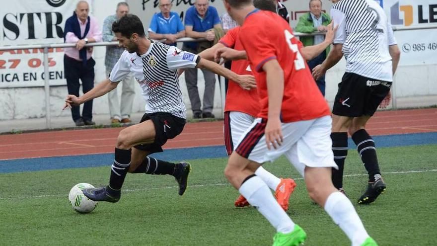 Annunziata controla el balón ante dos rivales de Osasuna B en el choque de esta temporada.