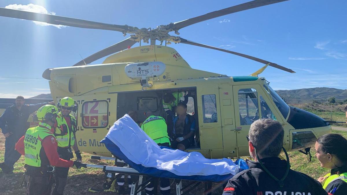 El hombre herido es trasladado en helicóptero.