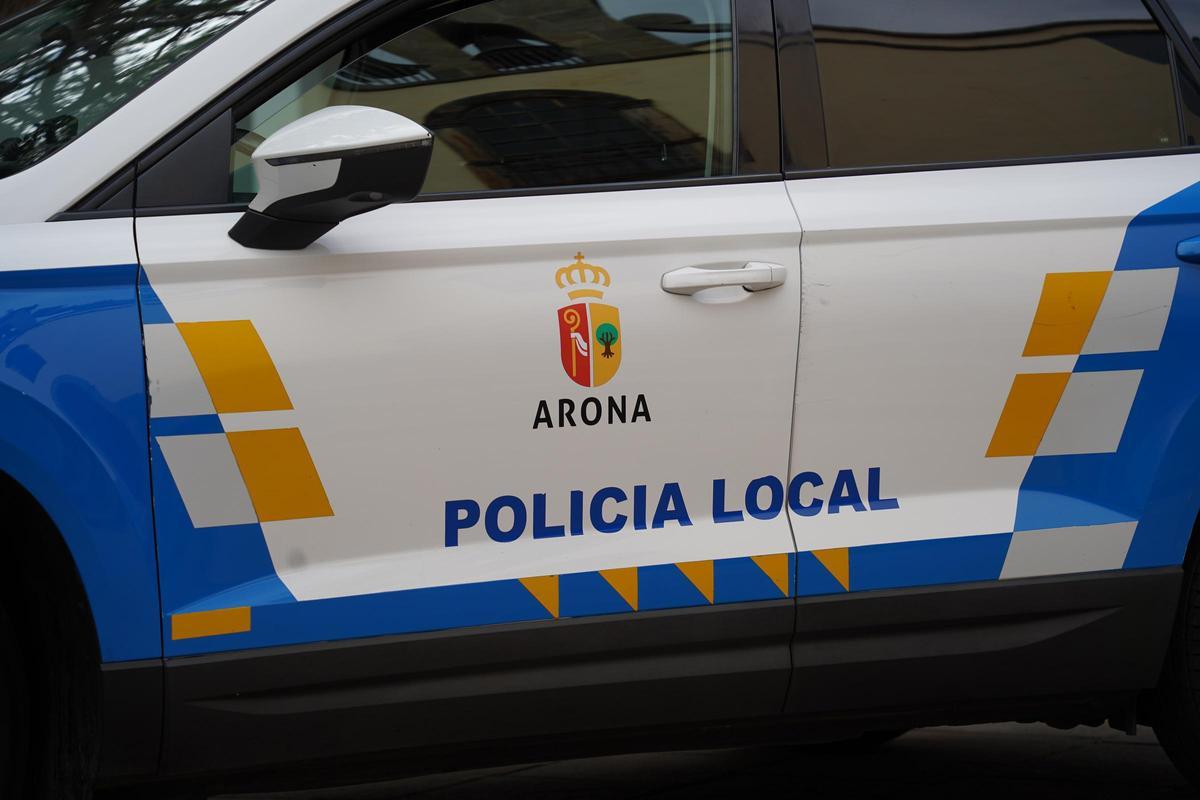 Un vehículo de la Policía Local de Arona.