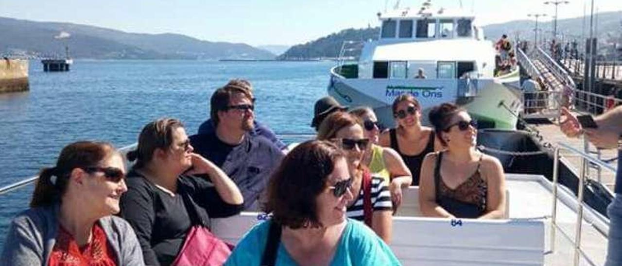 Turistas de Australia, disfrutando de una ruta en barco.