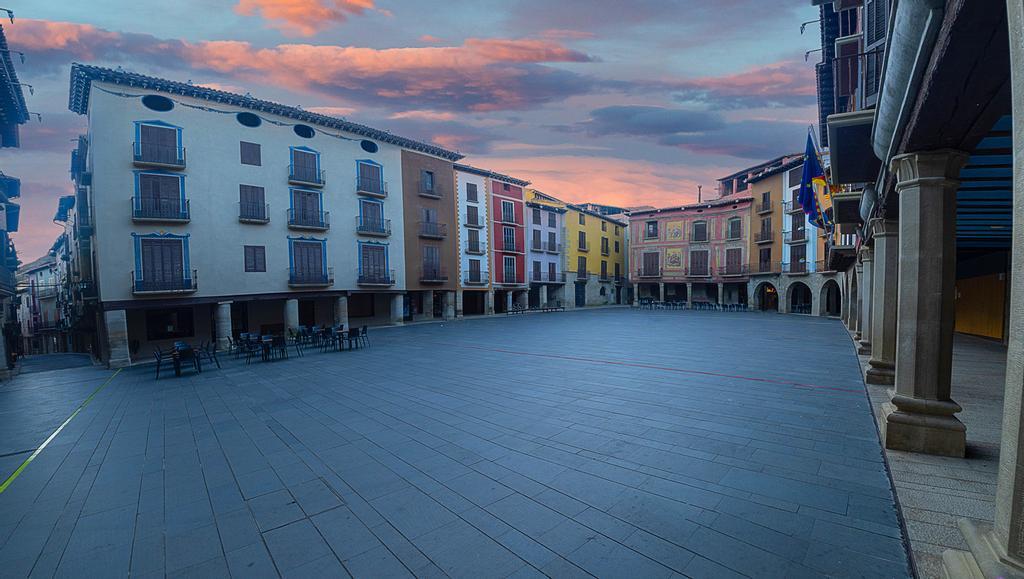 La plaza Mayor de Graus parece una postal.
