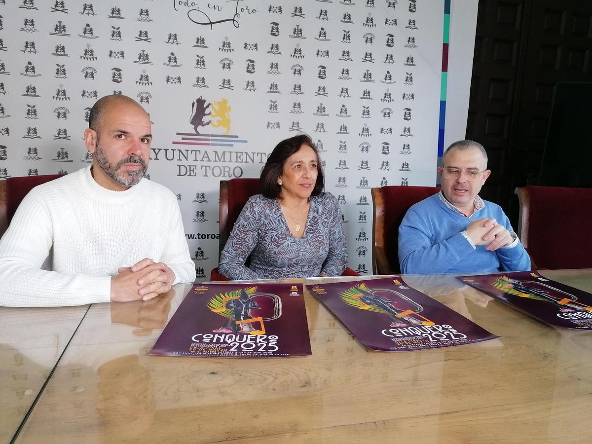 De izquierda a derecha, López, Medina y Rivas presentan el certamen "Conquero"