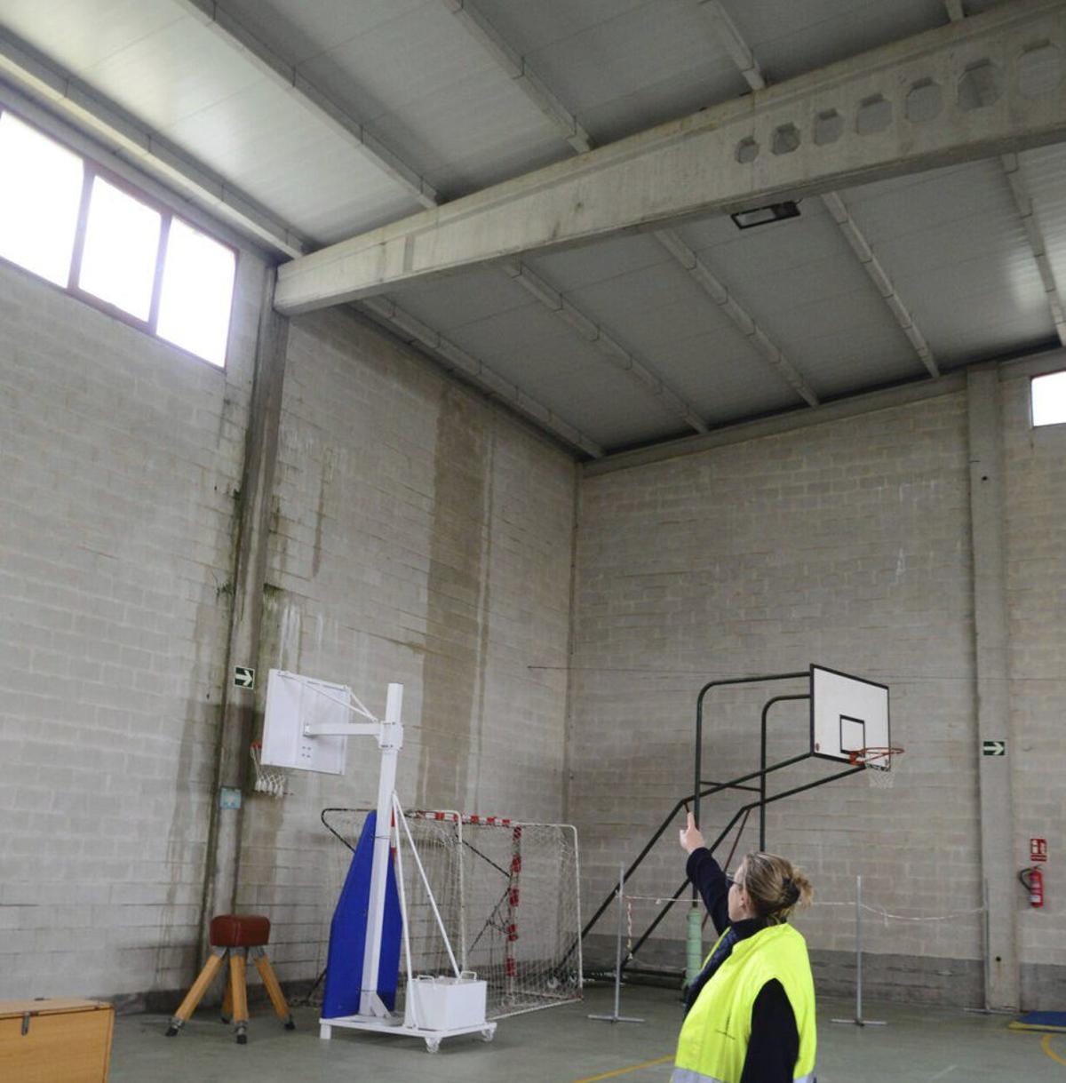 Marisqueo a flote, con el barco de ría al fondo. | |