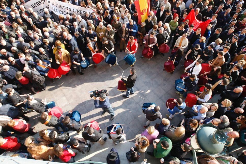 Los cofrades se manifiestan por la Semana Santa tradicional