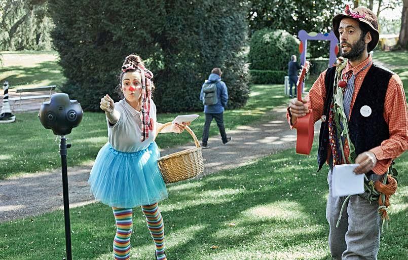 Carmela Romero y Borja Montes, en su papel de los payasos Nosé y Anacleto, durante la grabación del primer vídeo de los payasos de hospital en formato 360º, en el Jardín Botánico de Gijón. | David P. Vázquez