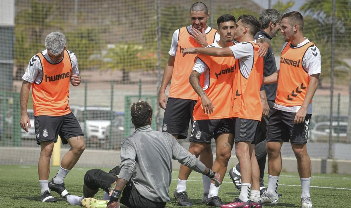 Sesión preparatoria del equipo filial de la UD Las Palmas, esta semana en el Anexo del Estadio de Gran Canaria, para preparar el partido de hoy contra el Panadería Pulido. | | UDLP