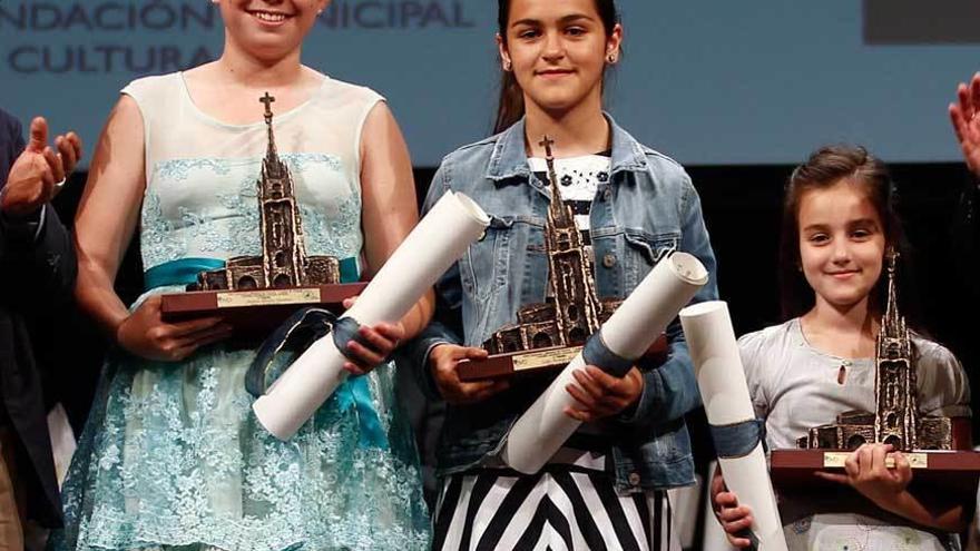 Tonada juvenil: Andrea Martínez (3.ª clasificada), Celia Noriega (4.ª) y Elvira Fernández (2.ª).
