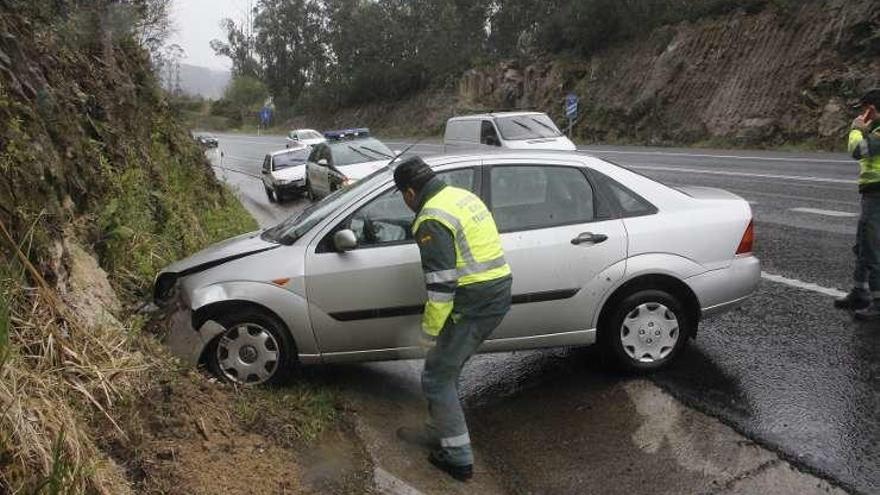 El vehículo siniestrado ayer en la variante. // S.A.