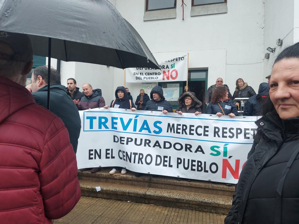 En imágenes: Una multitud reclama en Trevías un cambio de ubicación para la depuradora
