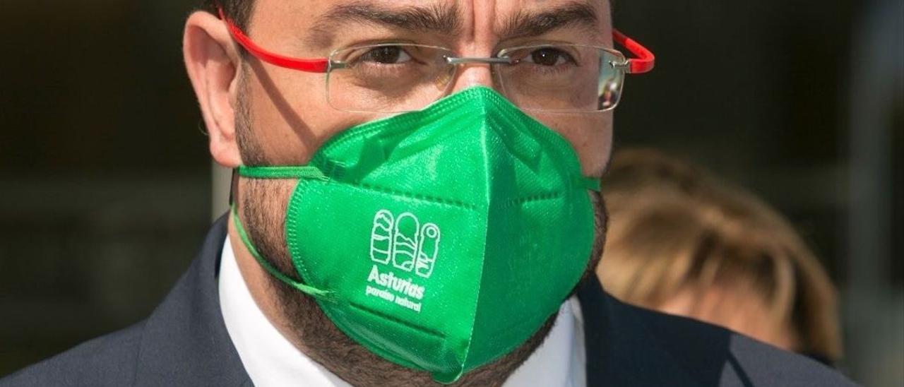 El presidente del Principado, Adrián Barbón, atiende a los medios en Castrillón.