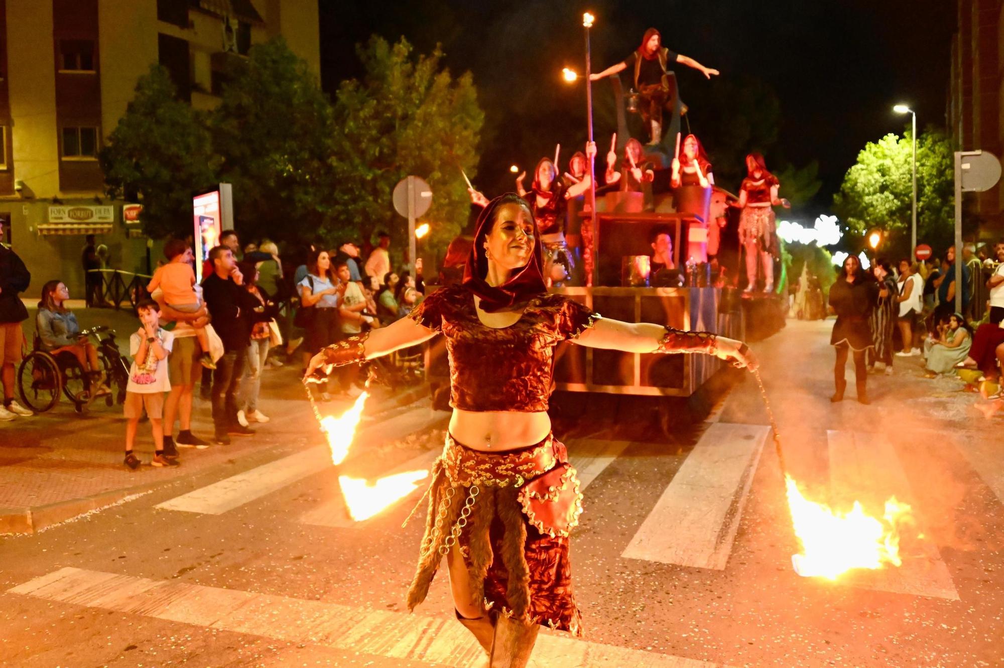 Dragones de San Jorge corona una Entrada Cristiana en Crevillent con un boato de 1.300 participantes