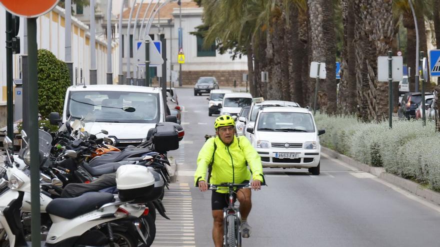 Un ciclista recorre la calle Real de Cartagena.