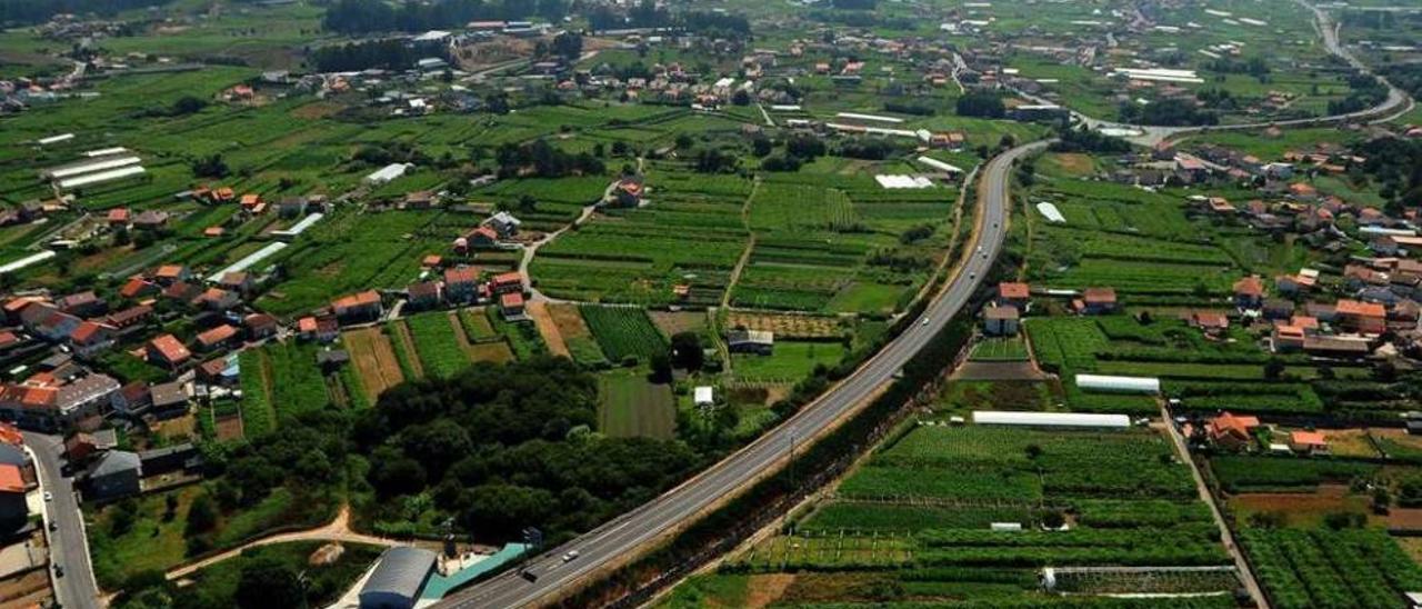 Vista aérea del rural de Corvillón y Vilariño, con la vía rápida a Vilagarcía por el centro. // Iñaki Abella