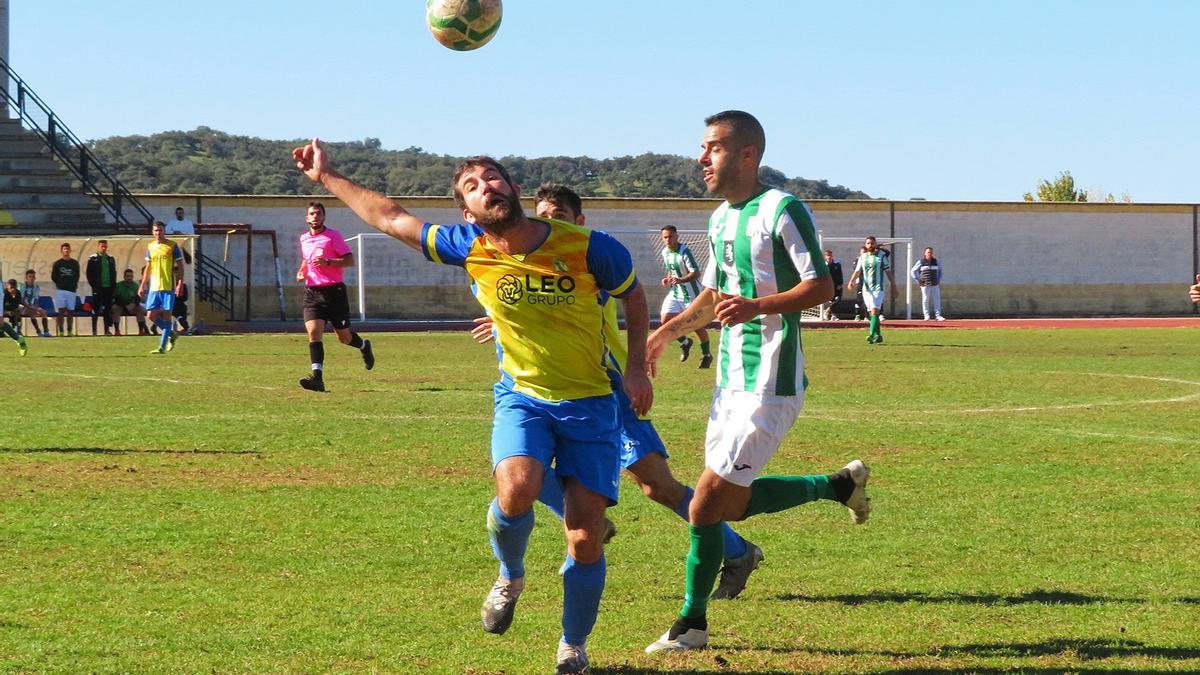 Equipo Sénior del C.P. Monesterio durante su último partido en casa