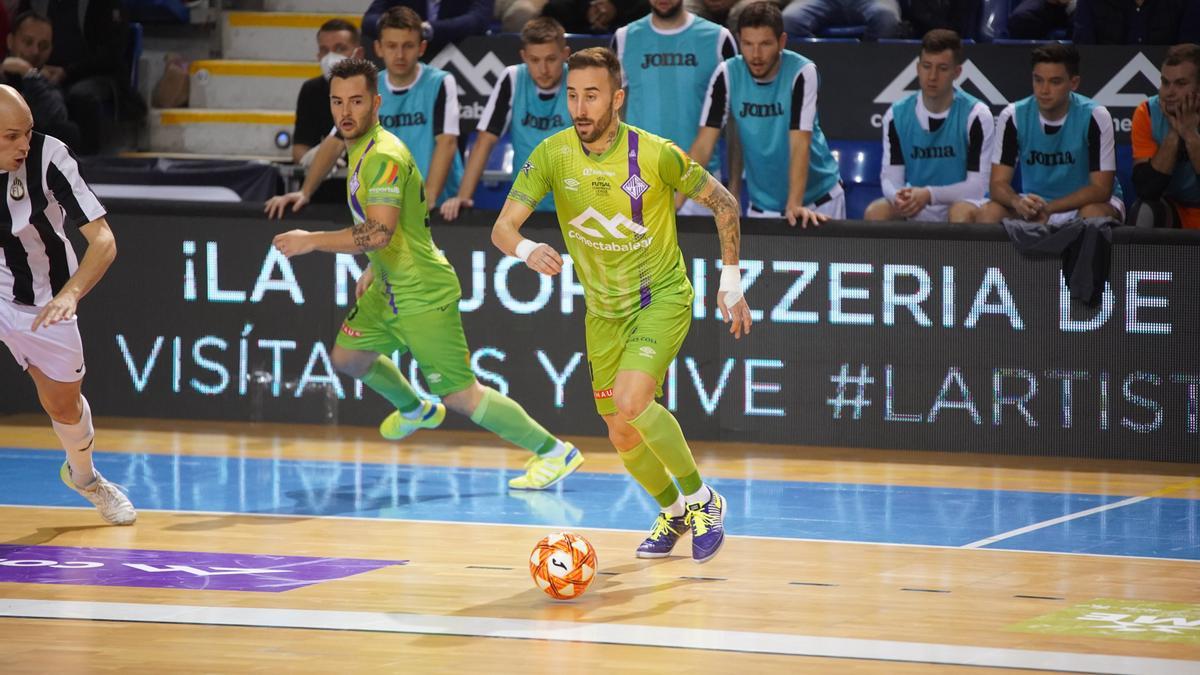 Rivillos conduce el balón durante el partido.