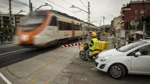 Un paso a nivel de la estación de Rodalies de Montcada i Reixac