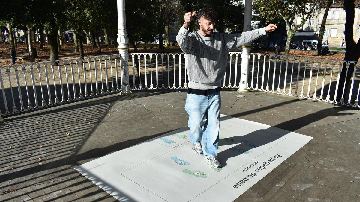 O bailador e profesor Artur Puga amosa como usar o mapa cos primeiros pasos de baile.