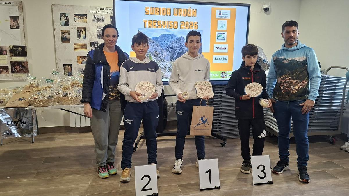 Los infantiles cangueses Rodrigo Fernández (sudadera blanca)  y Pedro González (sudadera azul y blanca)
