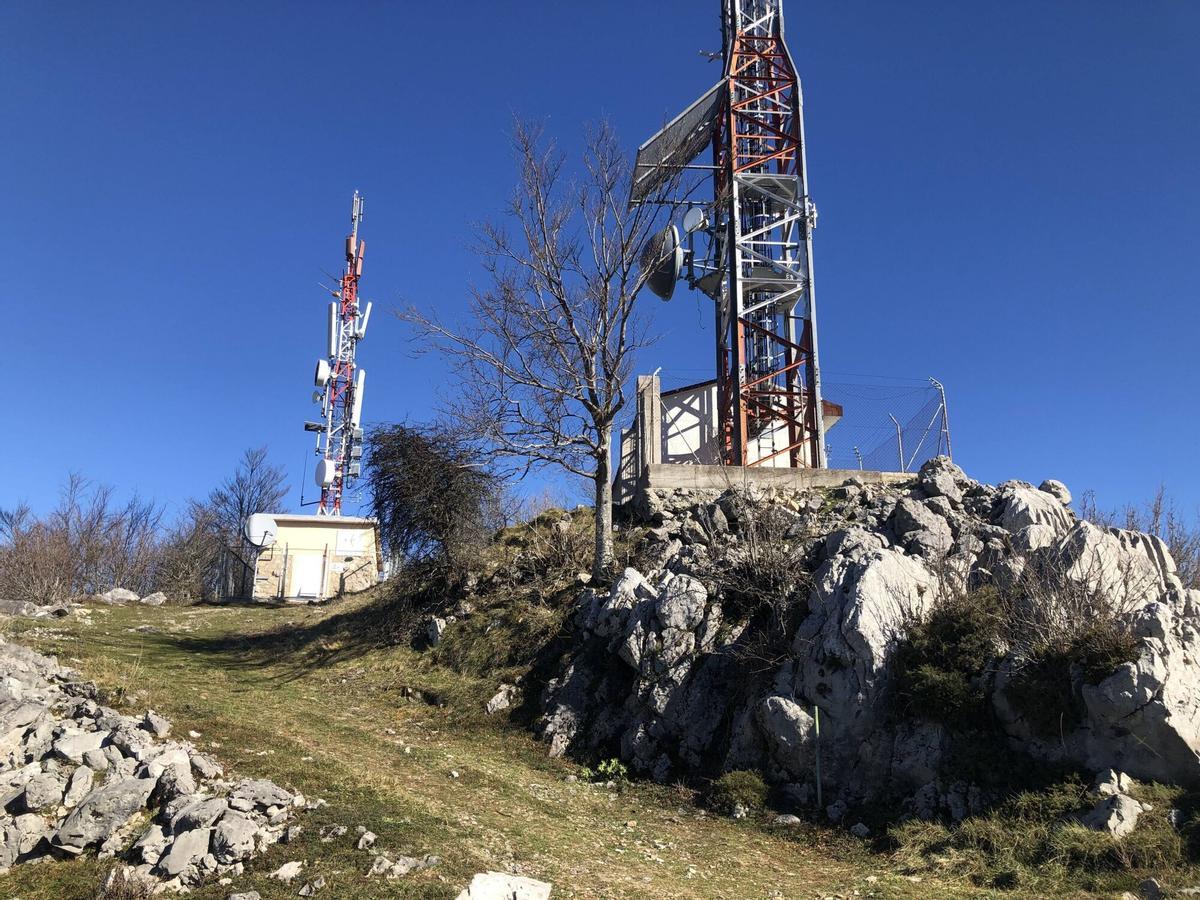 El Piqueru, Casu. Parque Natural de Redes. Antenas repetidoras de telefonía y televisión. Telecomunicaciones