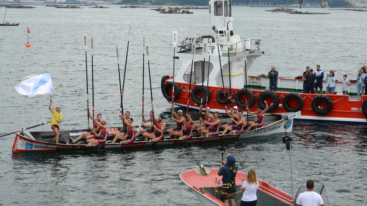 Los remeros del C.M. Bueu celebran su victoria en la Bandera Concello de Moaña.