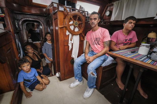Una familia, víctima de una estafa, vive ahora en un barco en el Muelle Deportivo