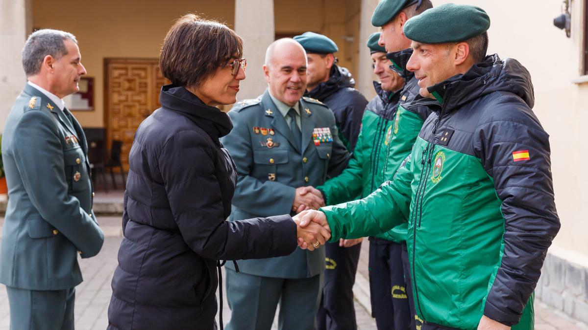 La directora general de la Guardia Civil, María Gámez, saluda a miembros de la Guardia Civil antes de su comparecencia.