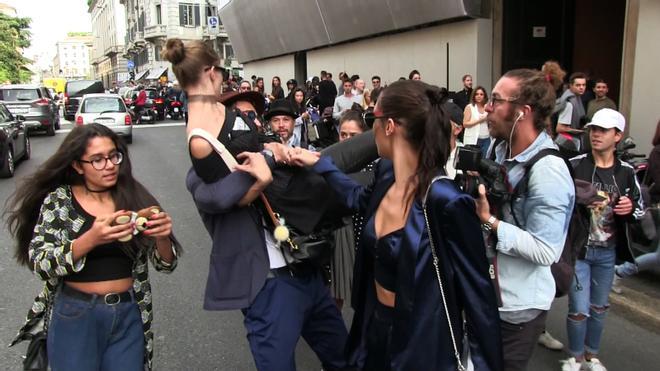 La modelo Gigi Hadid atacada a la salida del desfile de Fendi