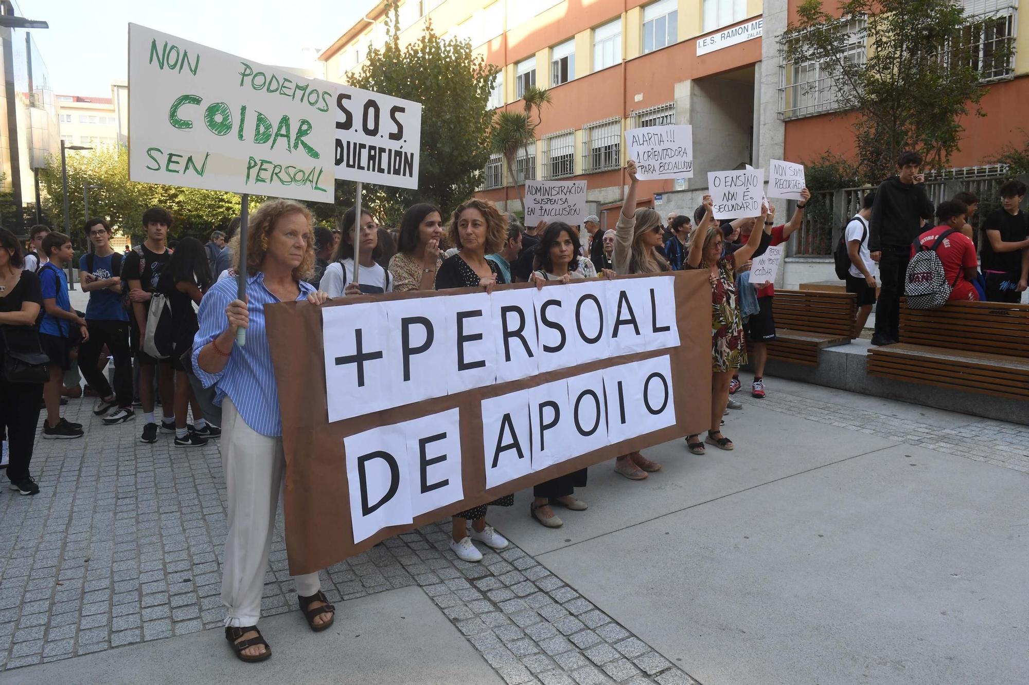 Protesta en el instituto de Zalaeta para exigir más personal de apoyo en el centro