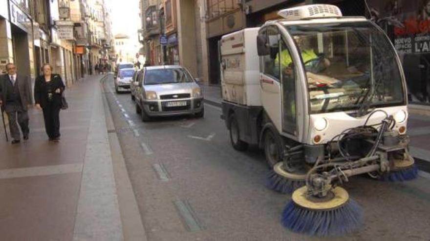 Una barredora de la empresa Urbaser, a su paso por la calle Corredora.