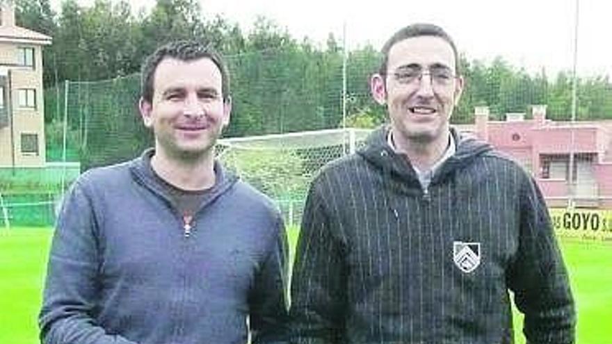 Cristian Ruiz, vicepresidente del Llanes, y Manuel Vega, presidente de Allares, ayer en el campo de San José.