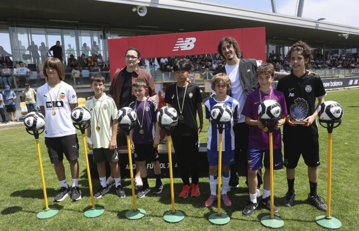 El futbolista del Dortmund, Fabio Silva, junto al 7 ideal de esta edición. | NOÉ PARGA