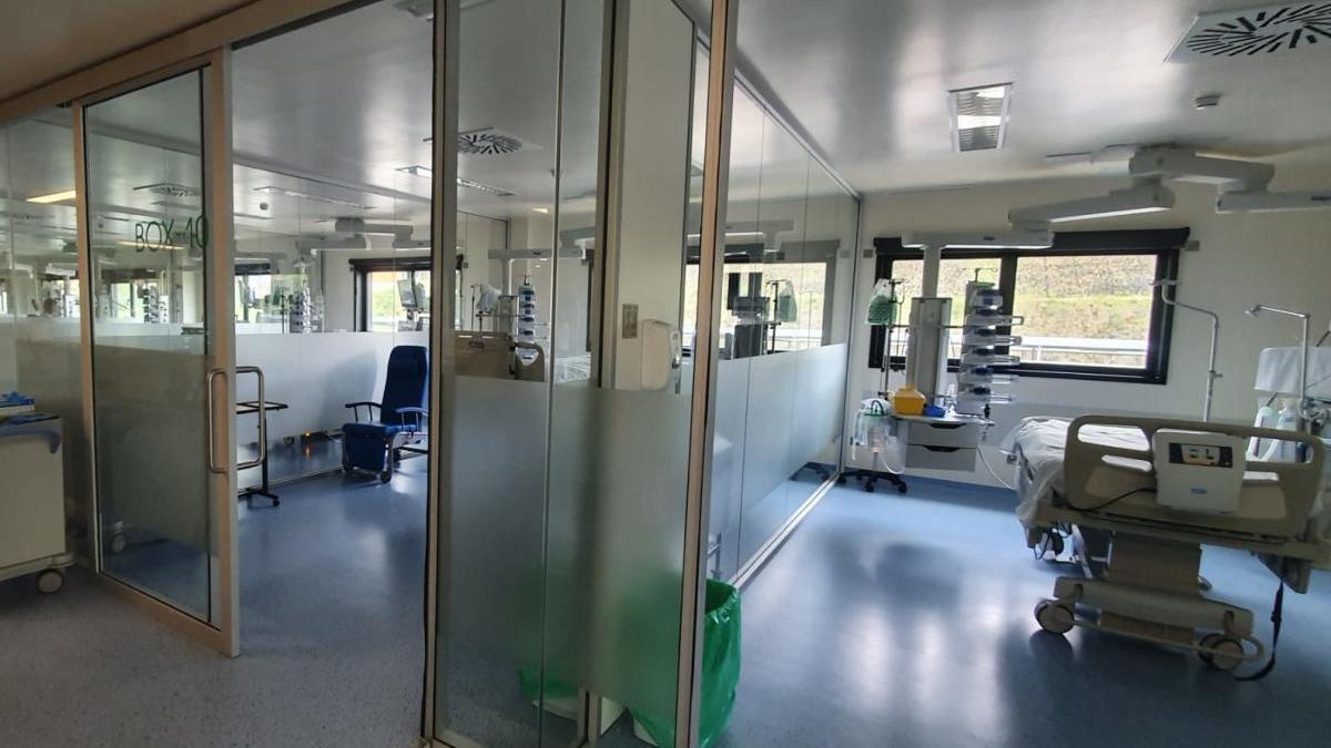 Camas vacías en la UCI para pacientes con coronavirus del hospital Álvaro Cunqueiro.