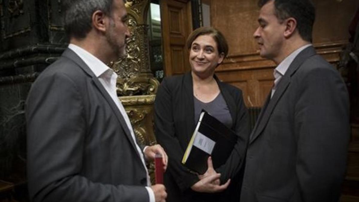 Ada Colau, flanqueada por Jaume Collboni (izquierda) y Alfred Bosch, en un pleno municipal.