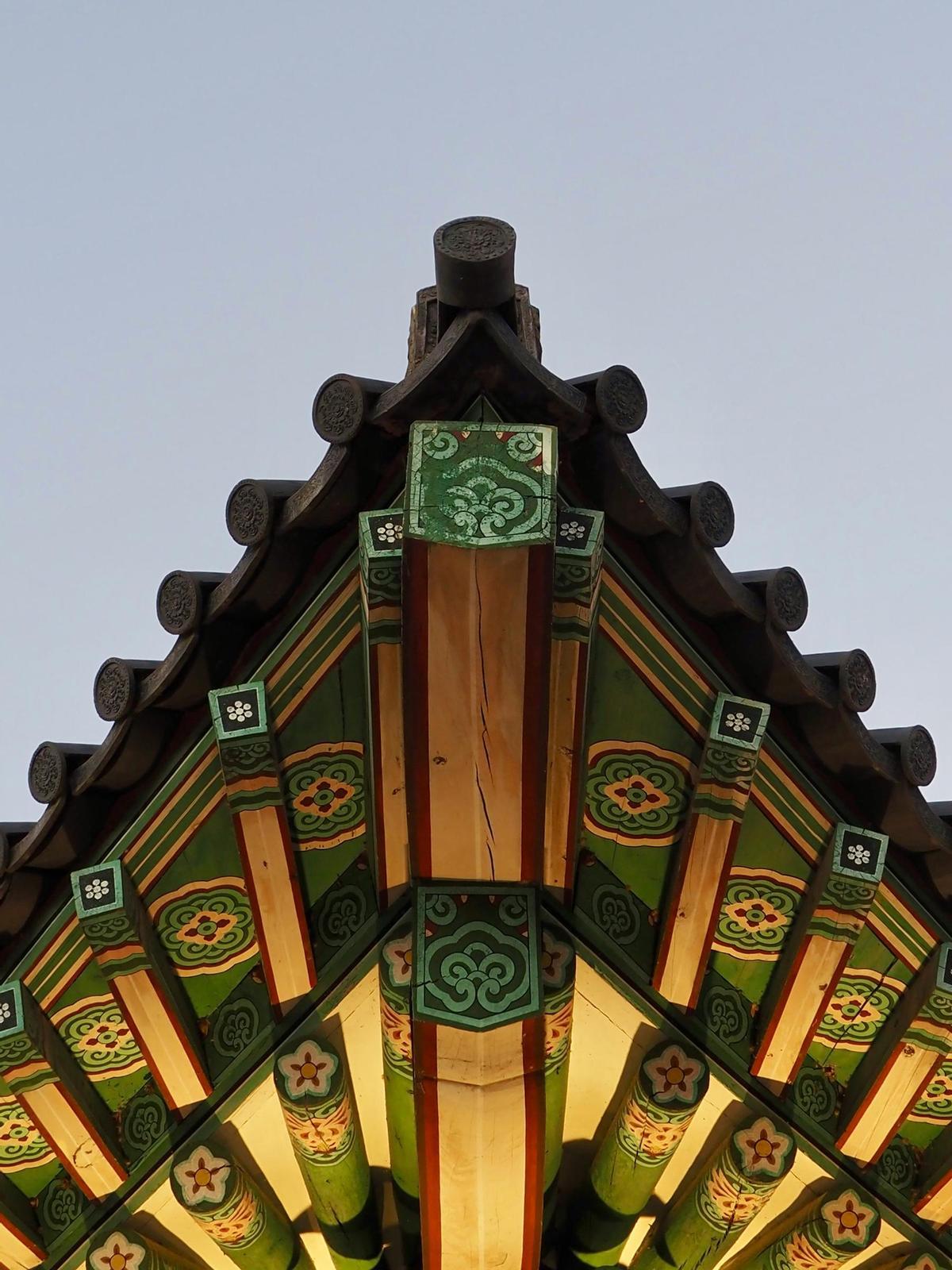 Detalle de la arquitectura tradicional coreana, reconocible por sus cubiertas curvas y la decoración policromada de madera.
