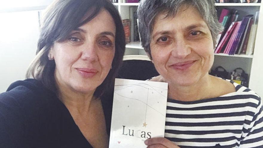 Teresa Zataraín y Mar Nieto, editora y autora de &#039;Lucas&#039;, con un ejemplar del libro.