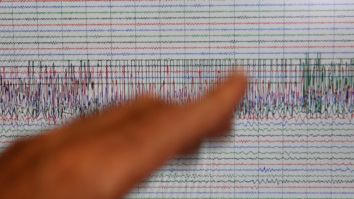 Proceso de medición diario de las ondas sísmicas en la UA.