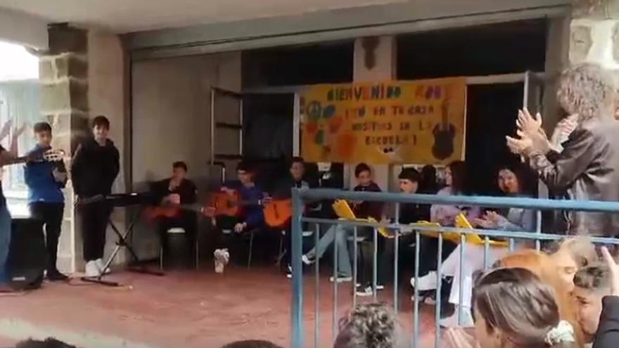 Robe Iniesta acompañado de Albert Fuentes en un colegio de Piornal