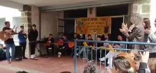 Robe Iniesta acompañado de Albert Fuentes en un colegio de Piornal