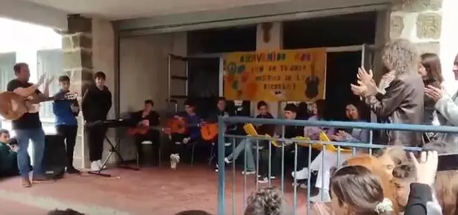 Robe Iniesta acompañado de Albert Fuentes en un colegio de Piornal