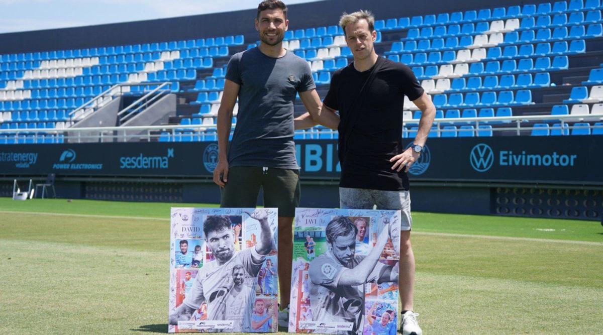 David Morillas y Javi Lara, con los cuadros regalados por la plantilla tras su despedida ayer en Can Misses. | UD IBIZA