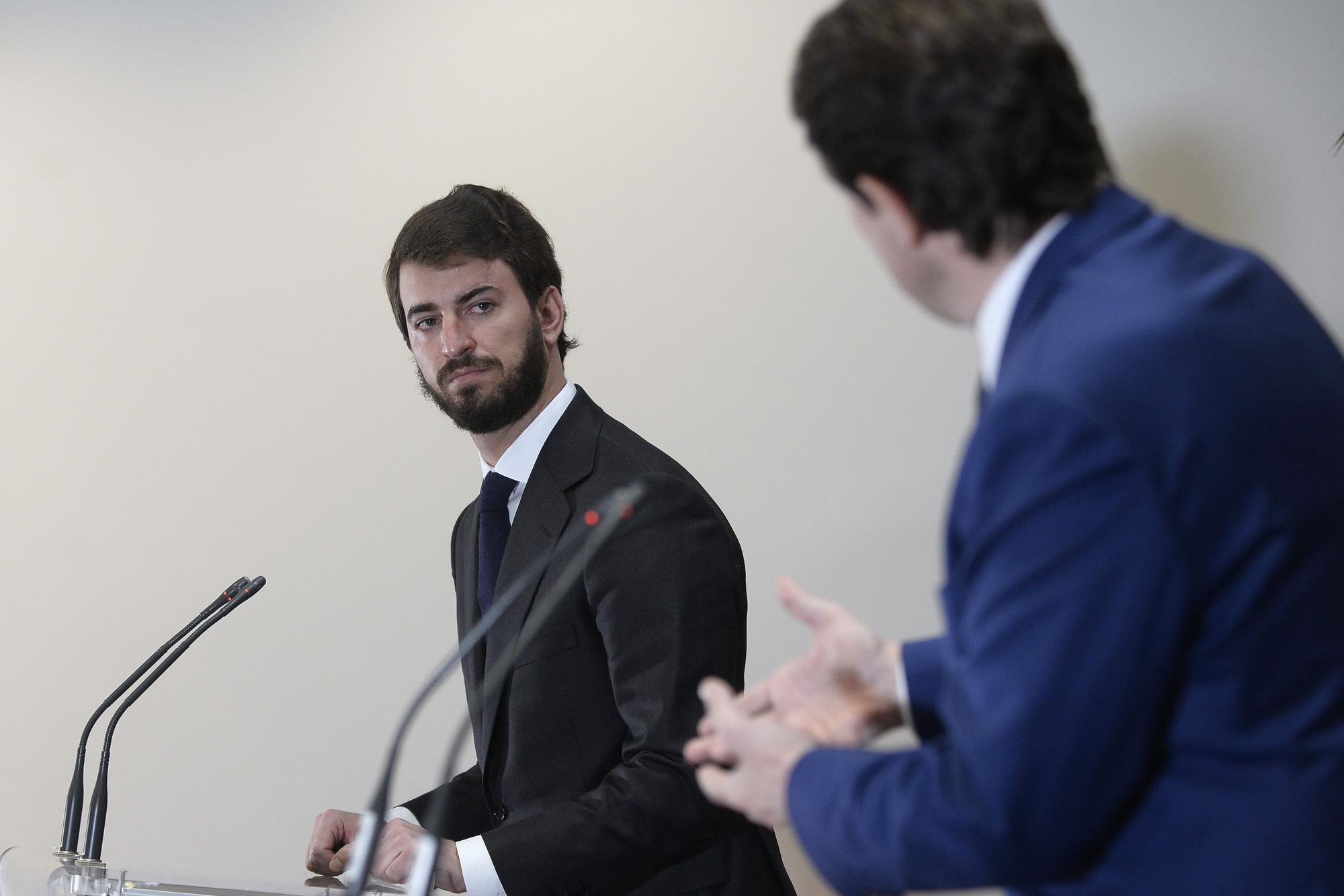 El próximo vicepresidente de la Junta de Castilla y León, Juan García Gallardo, a la derecha del presidente en funciones, Alfonso Fernández Mañueco.