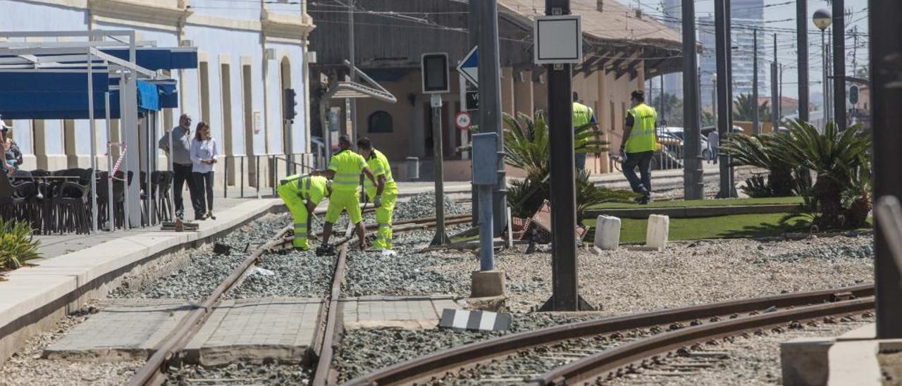 Operarios de Ferrocarriles de la Generalitat trabajan en el trazado de las vías en la estación de La Marina, junto al Postiguet